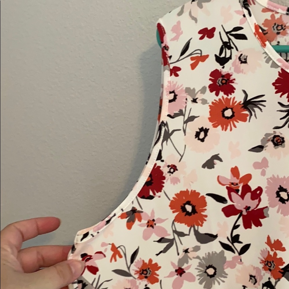 NWT! Jones New York floral, twisted front blouse - Picture 6 of 12
